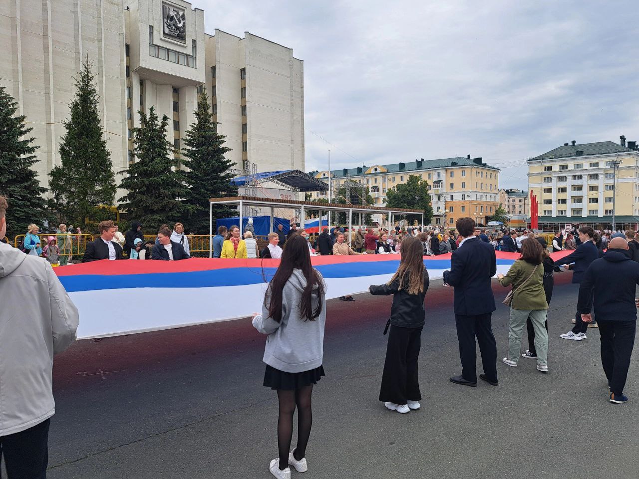 Флаг России в руках воспитанников лагеря &amp;quot;Интеллект&amp;quot;: участие в общегородской акции в честь Дня России.