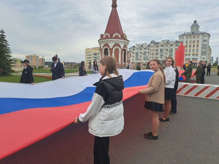 Флаг России в руках воспитанников лагеря &quot;Интеллект&quot;: участие в общегородской акции в честь Дня России.