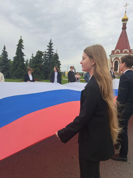 Флаг России в руках воспитанников лагеря &quot;Интеллект&quot;: участие в общегородской акции в честь Дня России.