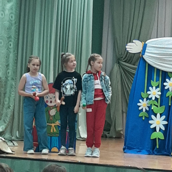 Волшебный мир на сцене: впечатления от детского театра кукол в лагере &quot;Семицветик&quot;.