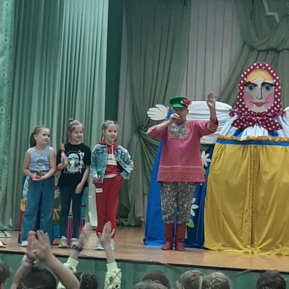 Волшебный мир на сцене: впечатления от детского театра кукол в лагере &quot;Семицветик&quot;.